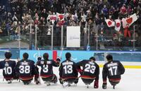 スロバキアに敗れ、8位に終わった日本に声援を送る人たち＝ミラノ（共同）
