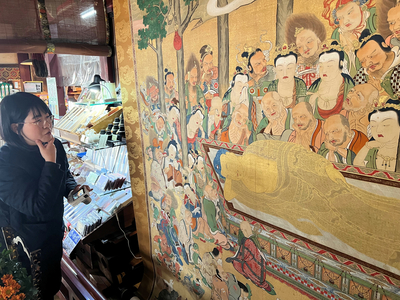善光寺宿坊の釈迦涅槃図を福井県敦賀市の学芸員が調査 作者は敦賀出身