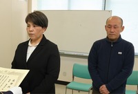 表彰を受ける志賀さん（中央）と藤沢さん（右）