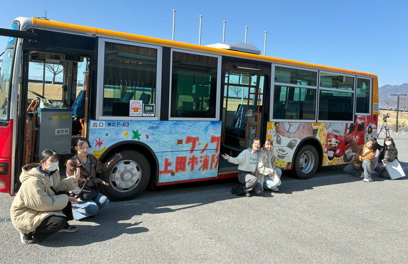 消防団加入を促すラッピングバス 上田市の高校生や学生がデザイン