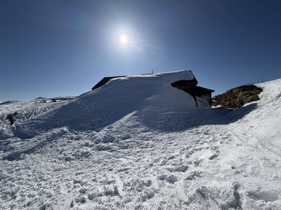 日帰り可能な雪山”で人気上昇中 北アルプス十石山の避難小屋で語り合っ