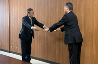 阿部知事（右）から感謝状を受け取る金田一学長＝18日、県庁
