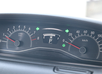 利用者の送迎に自動車は欠かせない。エフビー介護サービスでは日々、小まめに給油している＝18日、佐久市
