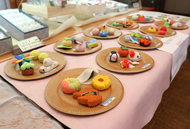 和菓子そっくり 粘土で表現した「練り切り」展示 飯田市の中学生が制作