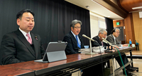 常任幹事会終了後に記者会見する、県連の杉尾秀哉代表（中央）ら＝20日、長野市の労働会館