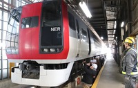 車両下部などを見学する参加者