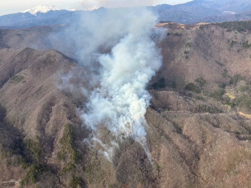 木曽町の山林火災、鎮圧に至らず 25日早朝から消火活動を再開｜信濃