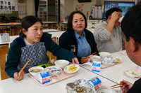 優秀賞を受けたメニューを食べる（左から）飯島さんと中島さん
