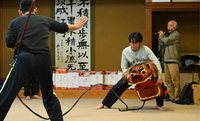 御開帳に向け獅子舞を練習する保存会の会員たち