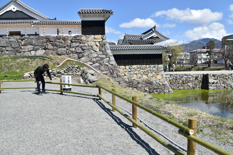 松本城公園の竹柵、放置された竹林を有効活用 価格高騰の中、四賀地区