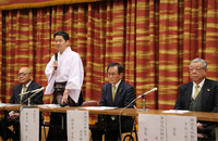 2028年の御柱祭に向けて説明する諏訪大社の桃井義弘権宮司（左から2人目）＝28日、諏訪市中洲
