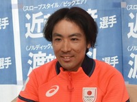 村長室で引退を報告する渡部さん
