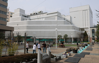 旧松本パルコの建物（正面）＝30日、松本市中央1