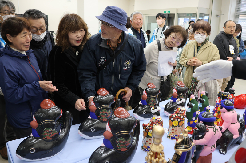 中野市で「ひな市」始まる 土人形の即売会は“お目当て”求めてにぎわい