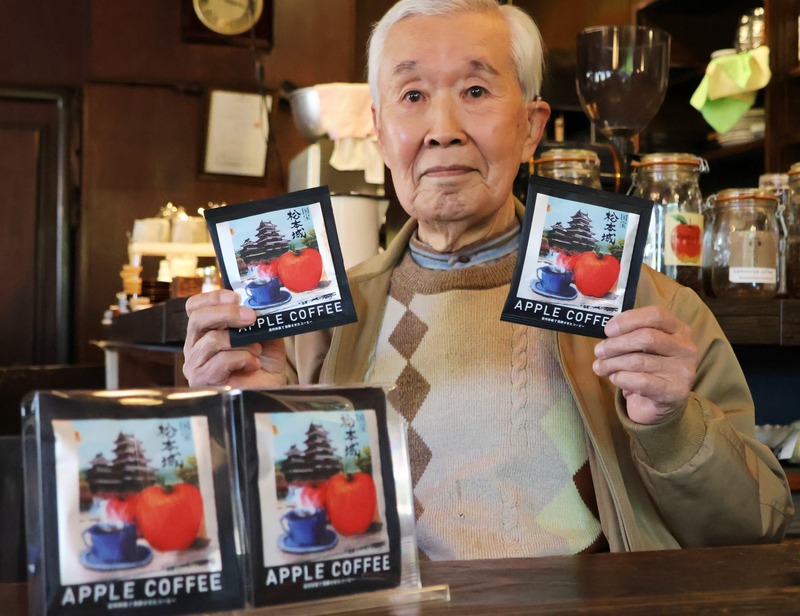 松本城をリアルに描いた特別パッケージのコーヒー 松本城公園の土産店