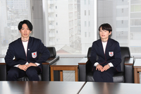 荻原市長と話しながら五輪を振り返る山田選手（右）と倉坪選手