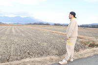 試験ほ場を確かめる篠原永さん＝佐久市浅科地区