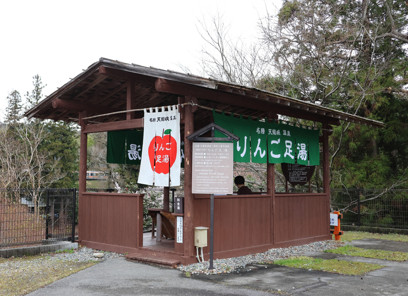 足湯でくつろぎながら楽しむ冬の風景