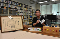 カードトゥスピーチを手にする藤沢教授