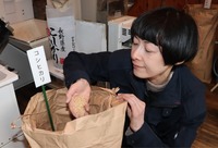 99部会の農家から仕入れたコメを確かめる伊藤さん＝伊那市