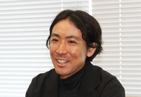 柔らかな表情でインタビューに応じる渡部暁斗さん