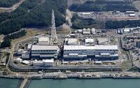 　新潟県の東京電力柏崎刈羽原発の（左から）5、6、7号機＝2025年11月