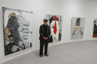 明るくなった展示室に並ぶ大型作品と成瀬さん