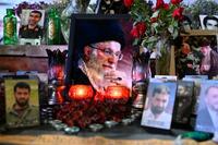 　イランの前最高指導者アリ・ハメネイ師の肖像（中央）＝2日、テヘラン（共同）