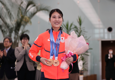 4年後は金メダルを｣ スキージャンプの丸山希選手が本社を訪問｜信濃