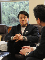 パラリンピック出場を報告する塩谷選手