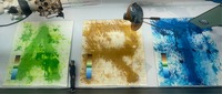 「A」「R」「T」の文字を大きなキャンバスにしたためた作品＝新潟県十日町市
