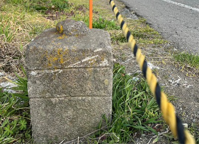 長野市の道端に｢謎の石柱｣ 100年以上前､2本の線に込められた｢999年の