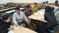 3月、上伊那郡箕輪町で開かれた「野菜作り講座」。左から2人目が、町有機農業研究会の唐沢金実会長