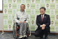 小園町長に結果を報告した中島選手（左）