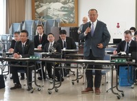 意見交換会であいさつする下平・豊丘村長（手前右）と佐藤市長（同左）