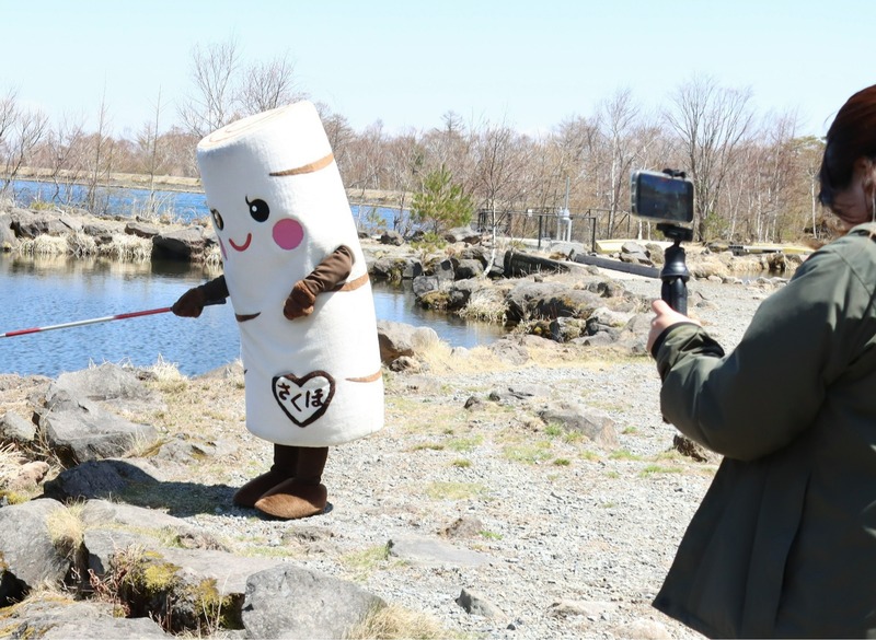妖精「しらかばちゃん」 佐久穂町の観光地をPR ニジマス釣りにも初挑戦