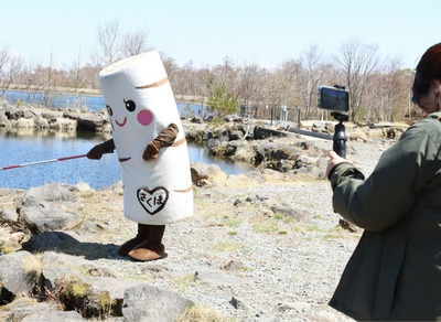 妖精「しらかばちゃん」 佐久穂町の観光地をPR ニジマス釣りにも初挑戦