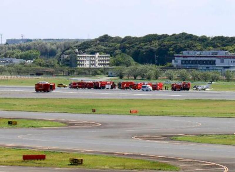 成田空港で小型機が滑走路逸脱 3人搭乗、けがなし｜信濃毎日新聞