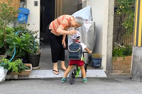 伯大朗くん（右）と近所のおばあちゃん＝真人さん提供