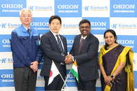 インドでの合弁会社設立を発表した（左から）太田哲郎・オリオン機械会長、片桐社長、クマール社長