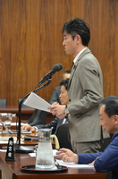 衆院経済産業委員会で初質問に立つ若狭氏＝17日