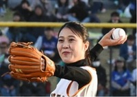 始球式を務めた丸山希選手＝21日、長野オリンピックスタジアム