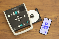 卓上型録音再生機「PTR3PLUS」（左）と、「プレクストークリーダー」の画面