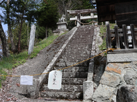 地震で被災し、立ち入り禁止になった神社＝24日10時13分、大町市美麻