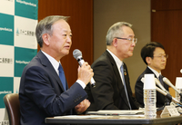 八十二長野銀行のトップ人事が内定し、会見する（左から）樋代章平氏、松下正樹氏、中村誠氏＝24日、長野市