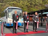 テープカットをする伊藤副市長（中央）ら