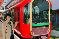 えちごトキめき鉄道の観光列車「雪月花」を紹介する村井美樹さん。大きな窓や鮮やかな赤色の車体が特徴です（村井さん提供）