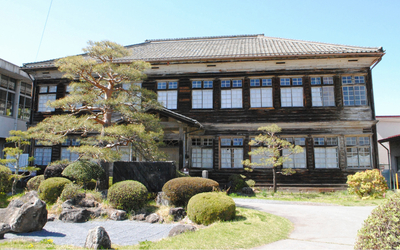 金田一少年の事件簿」ロケ地で話題に 築133年の佐久市の旧大沢小学校