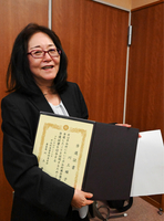 村役場で当選証書を受け取り、抱負を語る川上さん