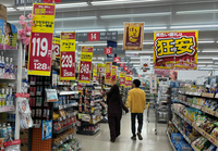 「狂安」のポップを各所に掲げた「綿半ホームエイド檀田店」の店内＝長野市